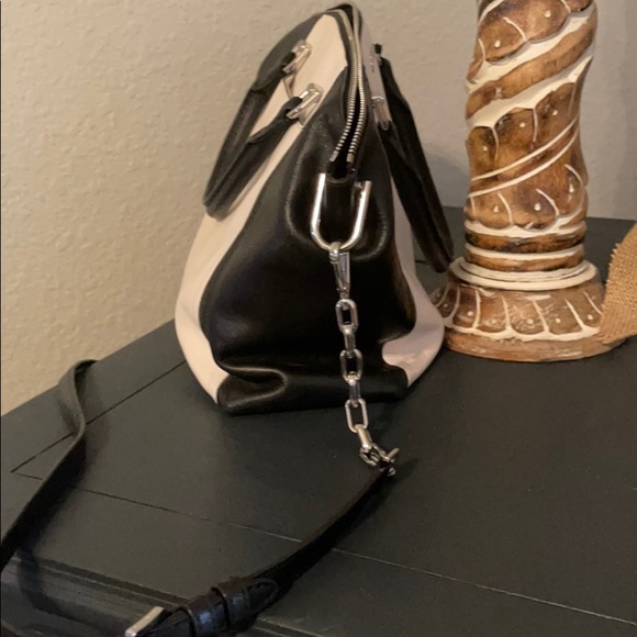 Beautiful Michael Kors Handbag/Crossbody - Picture 4 of 7